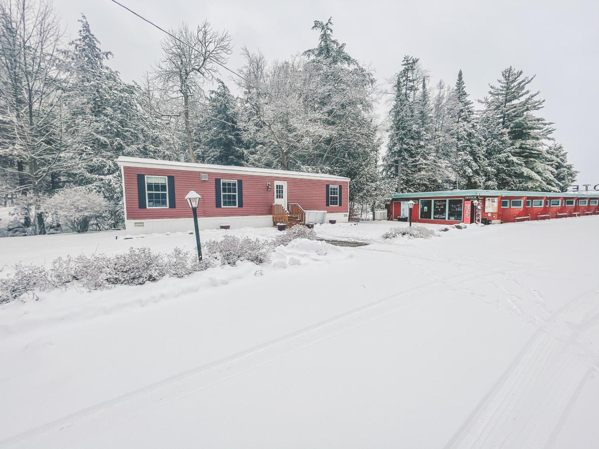 Motel Long Lake And Cottages Екстериор снимка